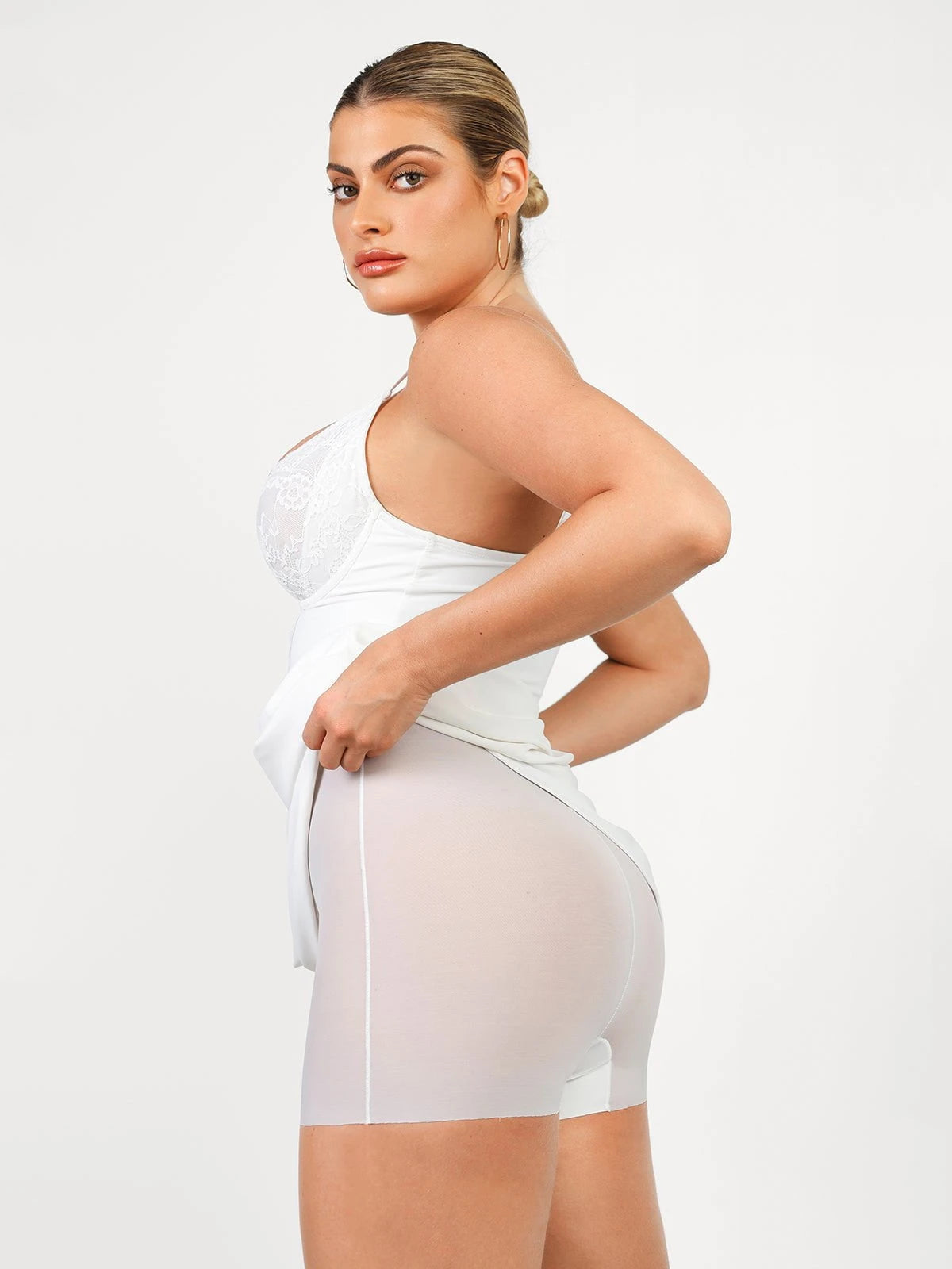 Robe Gainante Sculptante à Dentelle Col V